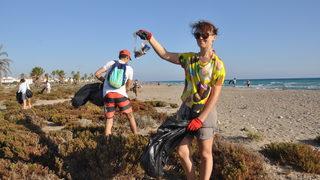 Mersin'de deniz kaplumbağalarının yuva yaptığı kumsal temizlendi