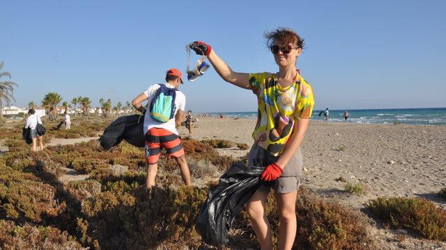 Mersin'de deniz kaplumbağalarının yuva yaptığı kumsal temizlendi
