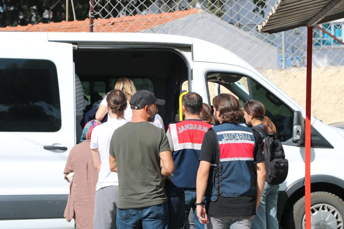 İzmir'de s&uuml;rat teknesiyle Yunanistan'a ka&ccedil;maya &ccedil;alışan 7 FET&Ouml; &uuml;yesi yakalandı