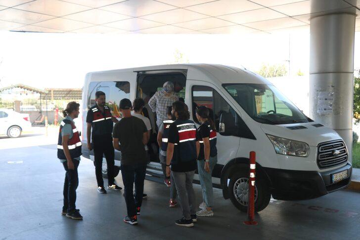 İzmir'de sürat teknesiyle Yunanistan'a kaçmaya çalışan 7 FETÖ üyesi yakalandı G5