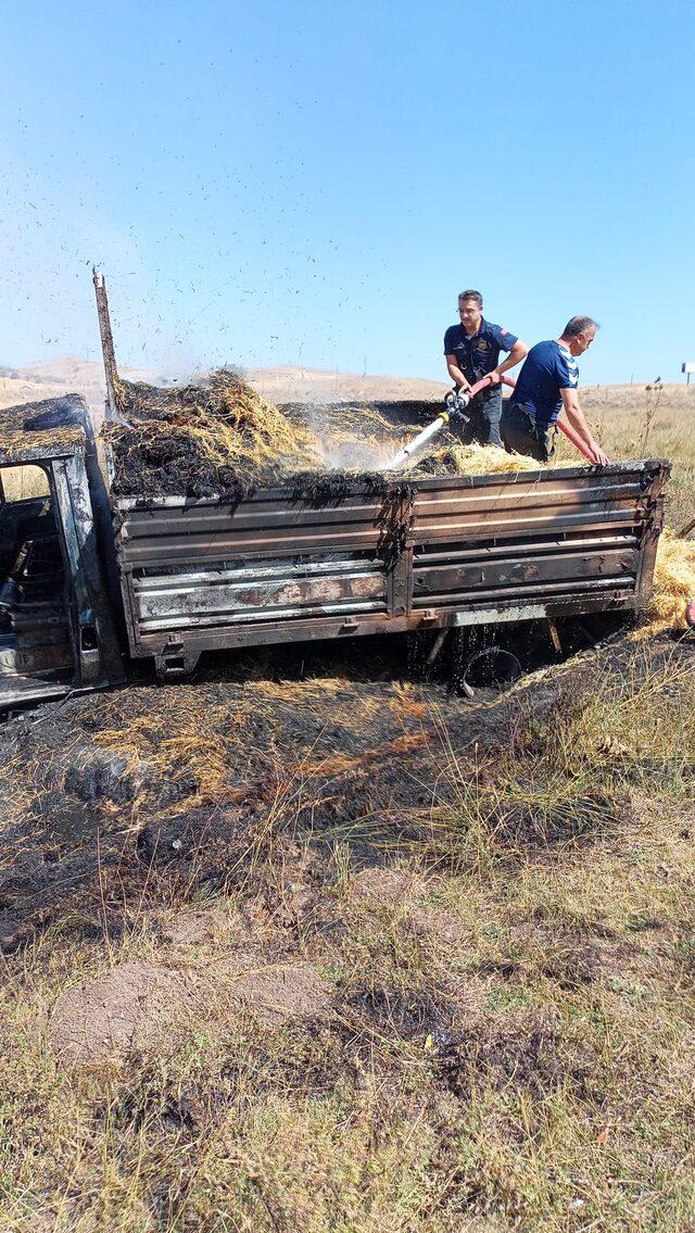 Sivas'ta saman yüklü kamyonetteki yangında 60 bin lira da kül oldu