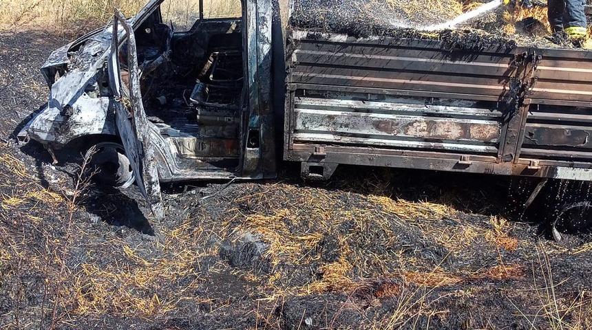 Sivas'ta saman yüklü kamyonetteki yangında 60 bin lira da kül oldu