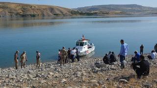 Şanlıurfa'da zıpkınla balık avlamak amacıyla gölete giren lise müdürü boğuldu