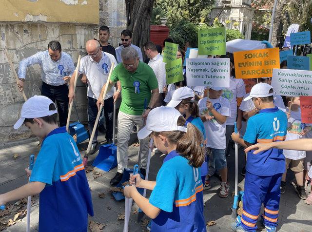 Üsküdar'da gönüllü çocuklar çevre temizliği yaptı