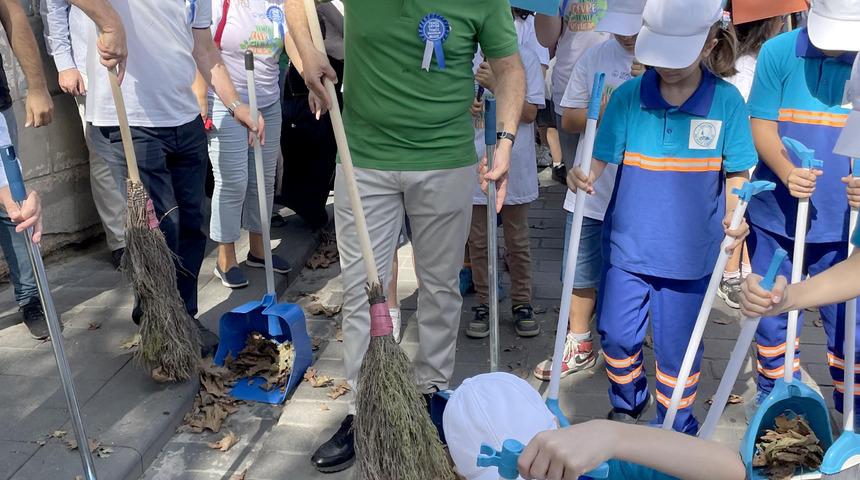 Üsküdar'da gönüllü çocuklar çevre temizliği yaptı