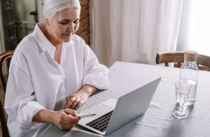 Erken yaşta bembeyaz yapıyor! Saçlarınızın beyazlamaması için bunlardan uzak durun G1