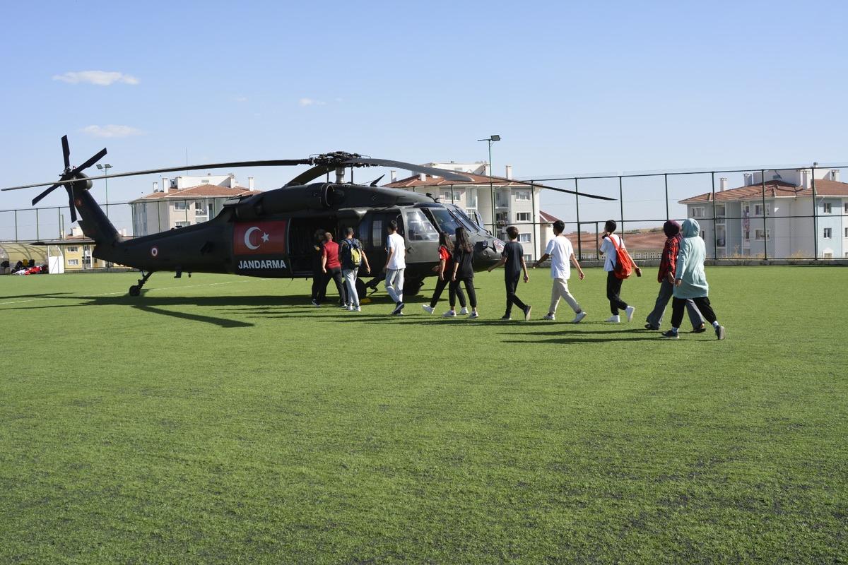 Kırşehir'de 100 &ccedil;ocuk jandarma helikopterleriyle şehir turu attı