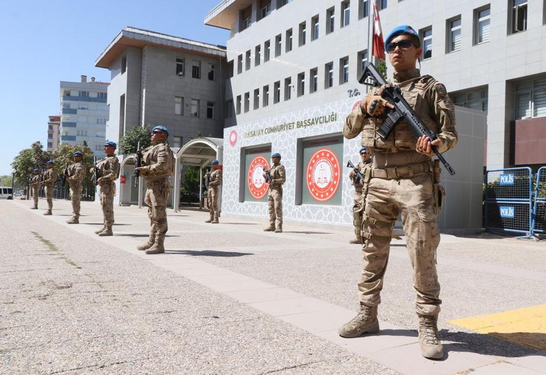 Komandolar etten duvar &ouml;rd&uuml;! Adliyeye b&ouml;yle getirildiler