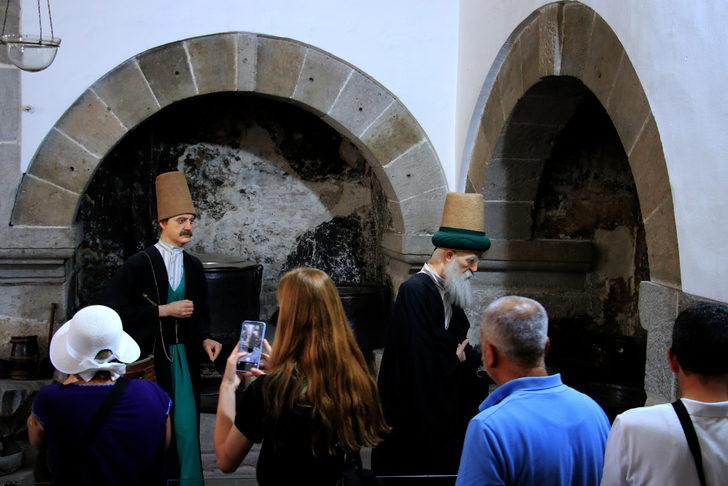 Mevlana Müzesi'nde hafta sonu yoğunluğu yaşanıyor G5