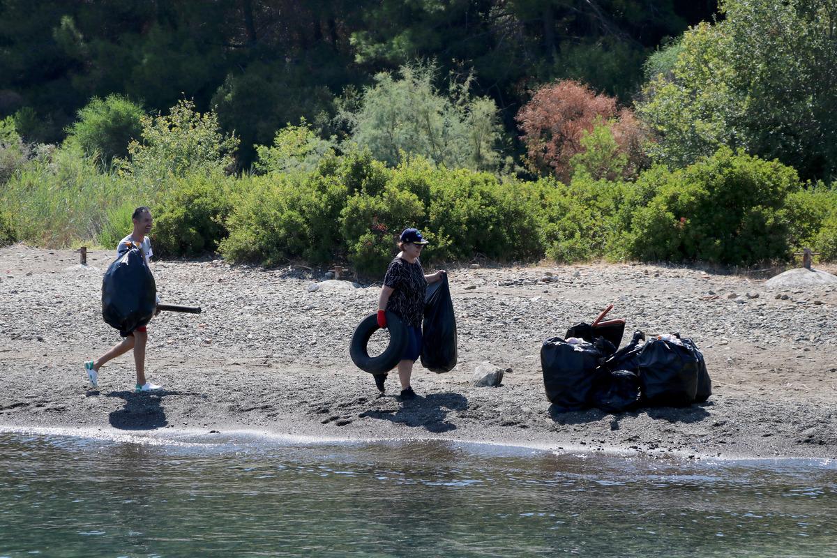 Fethiye'deki adada &ccedil;evre temizliği yapıldı