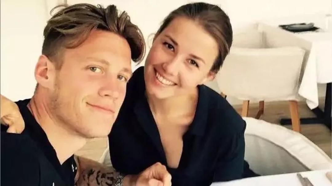 Beşiktaş'ın Hollandalı yıldızı Wout Weghorst'un eşinden aşk dolu paylaşımlar! &Ouml;pmelere doyamadı