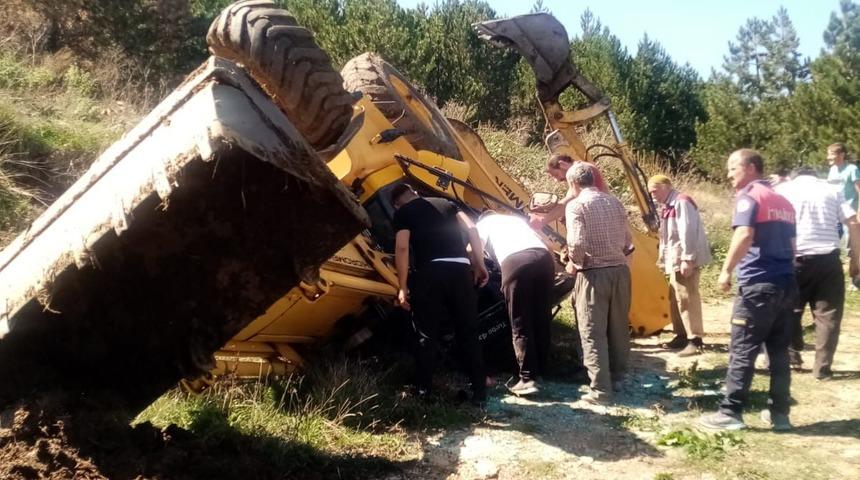 Kastamonu'da devrilen kepçenin operatörü yaralandı