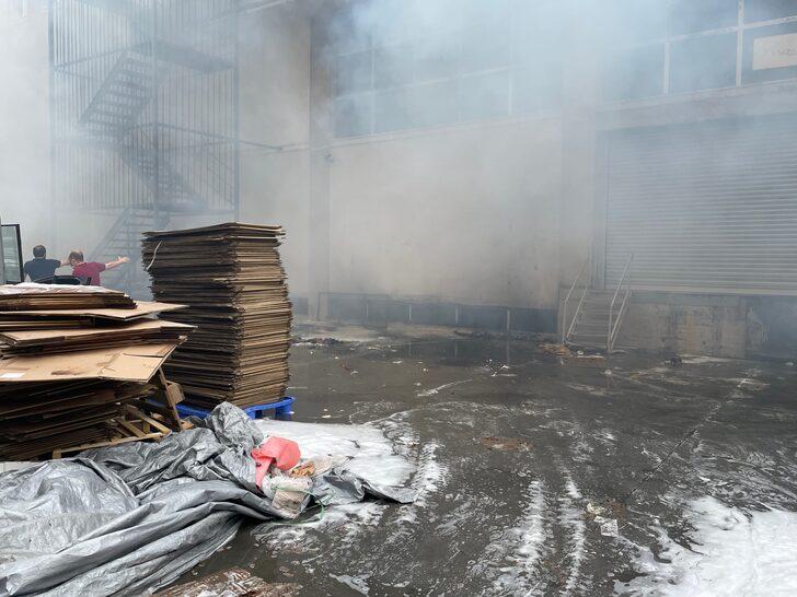 Beylikdüzü'nde depoda çıkan yangına müdahale ediliyor G2