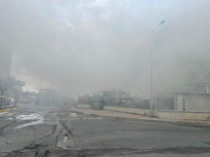 Beylikdüzü'nde depoda çıkan yangına müdahale ediliyor G3