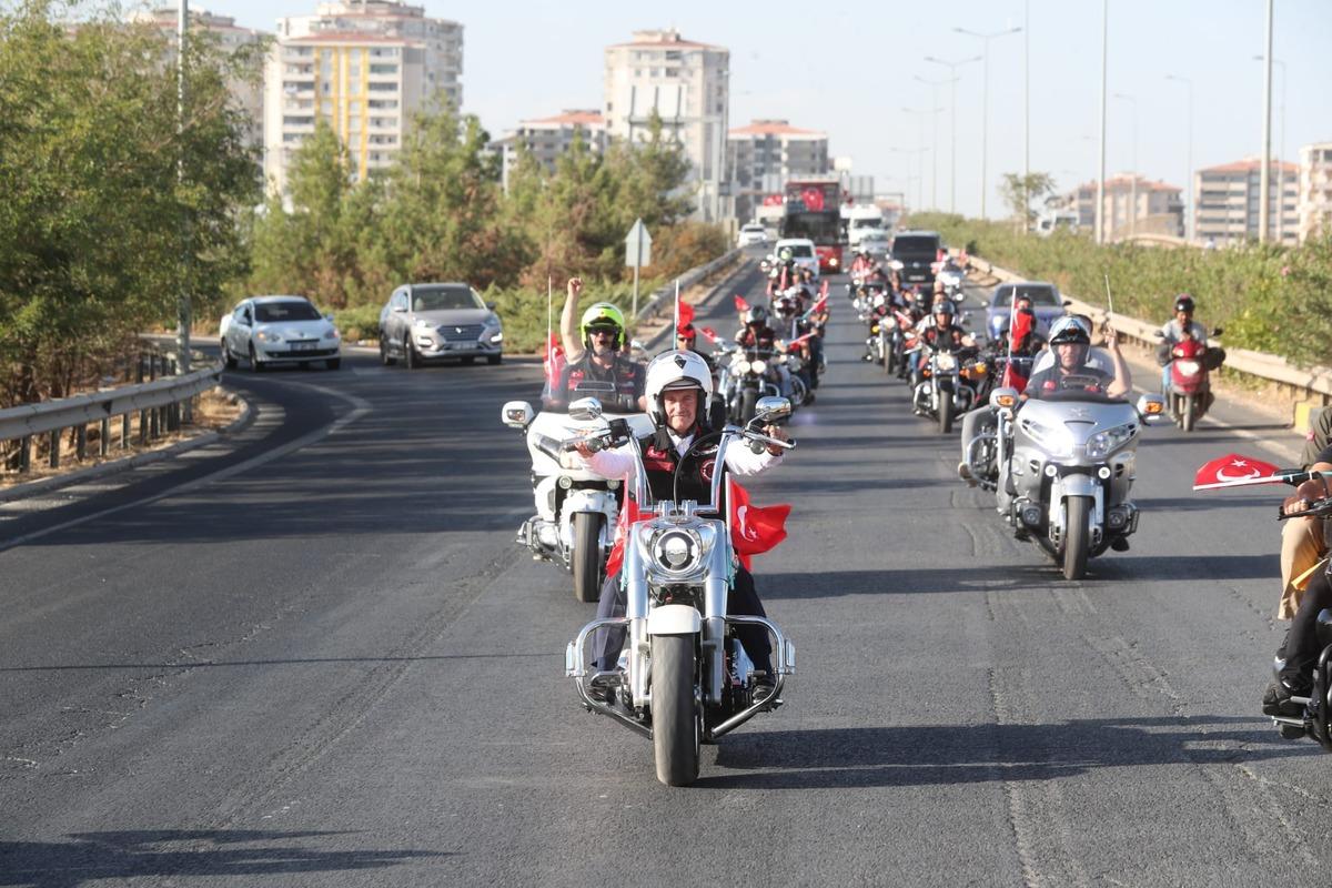 Gaziantep'te motosiklet tutkunları gazilerle şehir turu attı