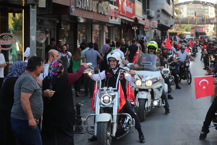 Gaziantep'te motosiklet tutkunları gazilerle şehir turu attı G2