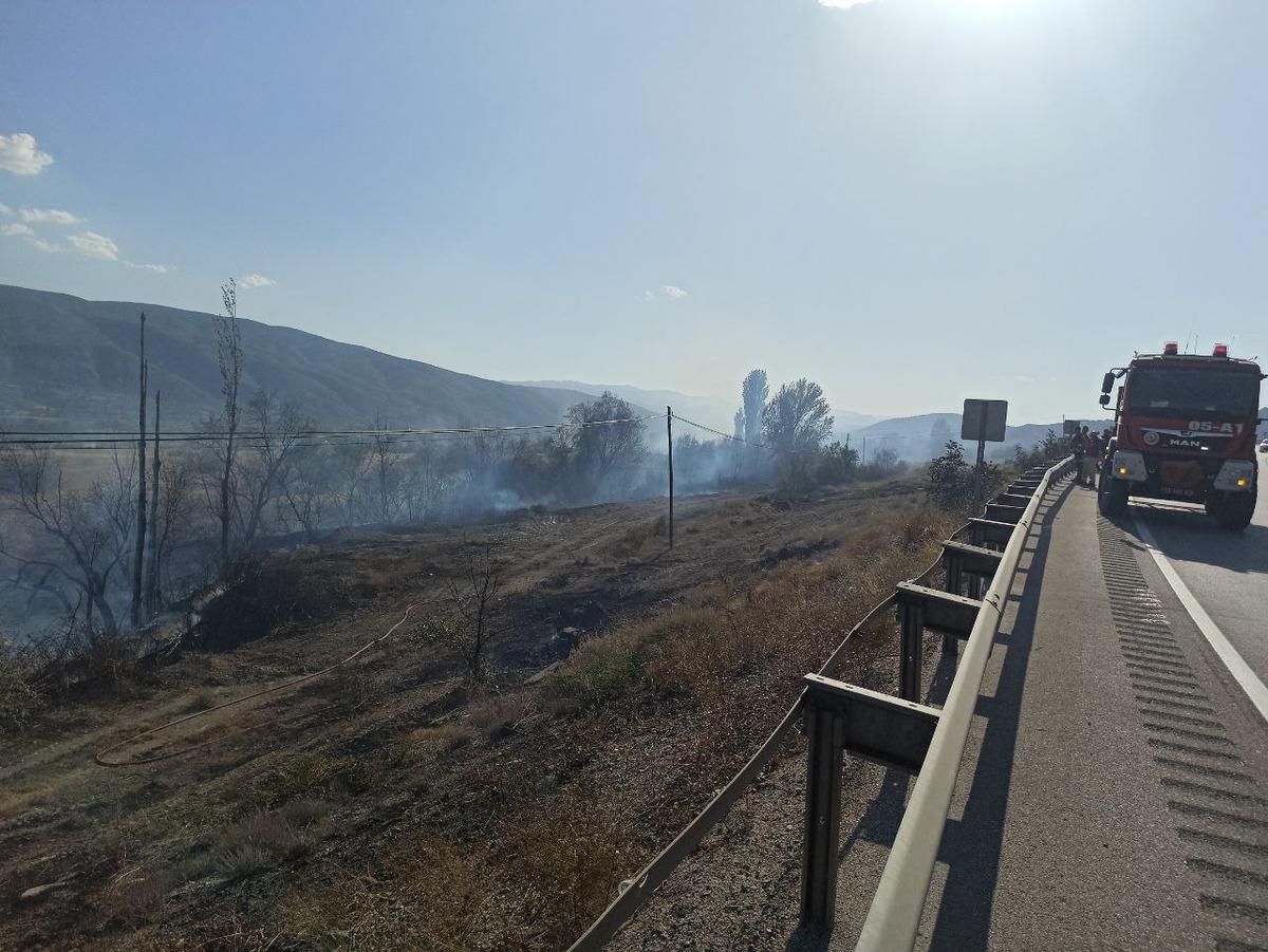 G&Uuml;NCELLEME - Kastamonu'da &ccedil;ıkan anız yangını s&ouml;nd&uuml;r&uuml;ld&uuml;