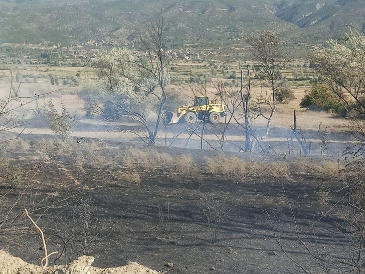 Kastamonu'da çıkan anız yangını söndürülmeye çalışılıyor G3