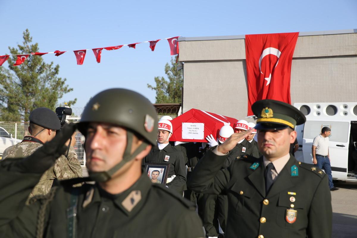 Şehit Ulaştırma S&ouml;zleşmeli Piyade Er Ayberk'in naaşı memleketi Gaziantep'e uğurlandı