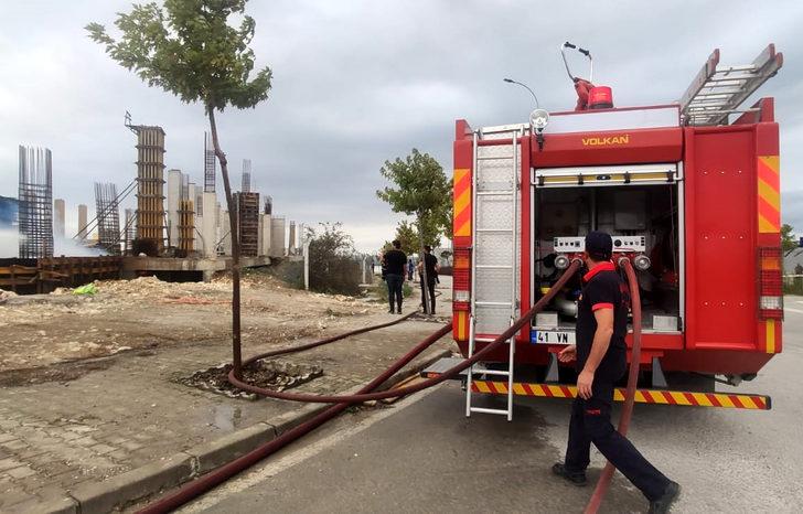 GÜNCELLEME - Kocaeli'de fabrika inşaatında çıkan yangın söndürüldü G3