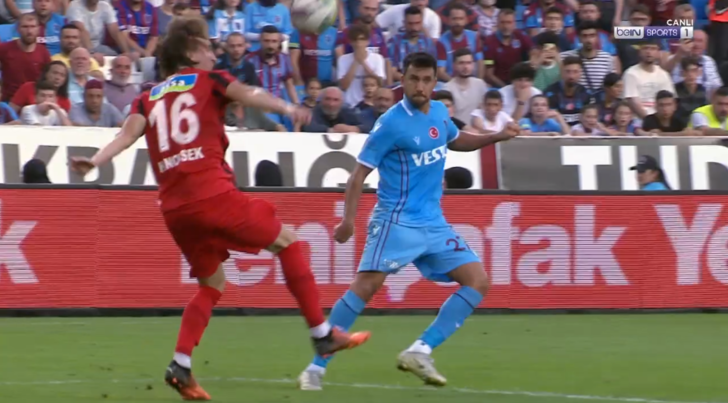 Trabzonspor maçında verilen penaltı pozisyonu Beşiktaş taraftarını ayaklandırdı! G1