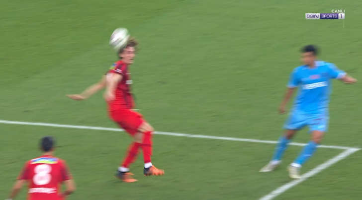 Trabzonspor maçında verilen penaltı pozisyonu Beşiktaş taraftarını ayaklandırdı! G2