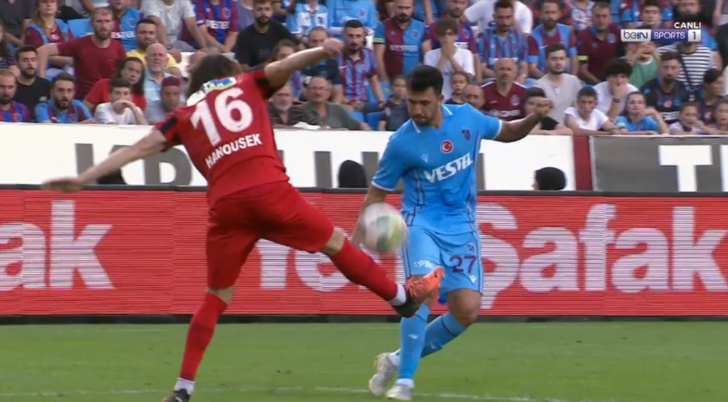 Trabzonspor maçında verilen penaltı pozisyonu Beşiktaş taraftarını ayaklandırdı! G4