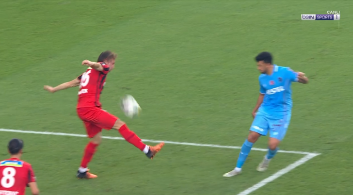 Trabzonspor maçında verilen penaltı pozisyonu Beşiktaş taraftarını ayaklandırdı! G5