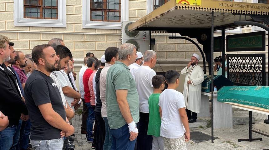 Beylikd&uuml;z&uuml;'nde &ouml;ld&uuml;r&uuml;len 2 kız kardeş son yolculuklarına uğurlandı