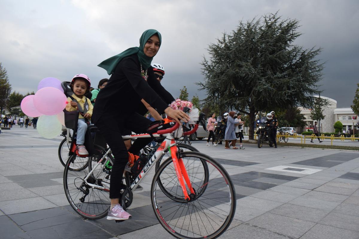 D&uuml;zce'de "S&uuml;sl&uuml; Kadınlar Bisiklet Turu" d&uuml;zenlendi