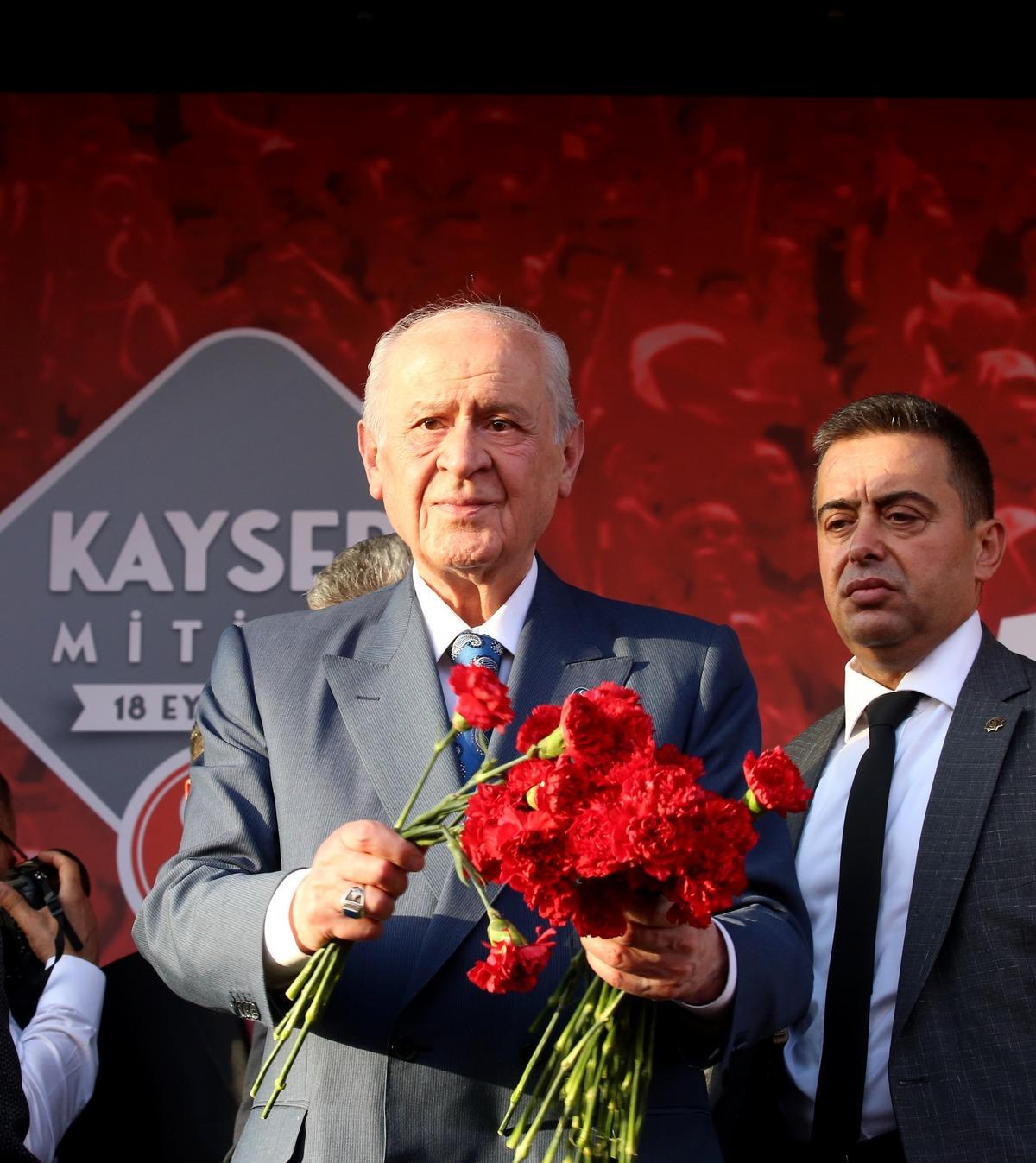 Bah&ccedil;eli: "(Yunanistan Başbakanı Mi&ccedil;otakis) G&uuml;nd&uuml;z&uuml;n&uuml;z&uuml; gece gibi &ouml;rtmeye, tacizlerinizin bedelini misliyle &ouml;detmeye seve seve, koşa koşa, kanımızla, canımızla geliriz."