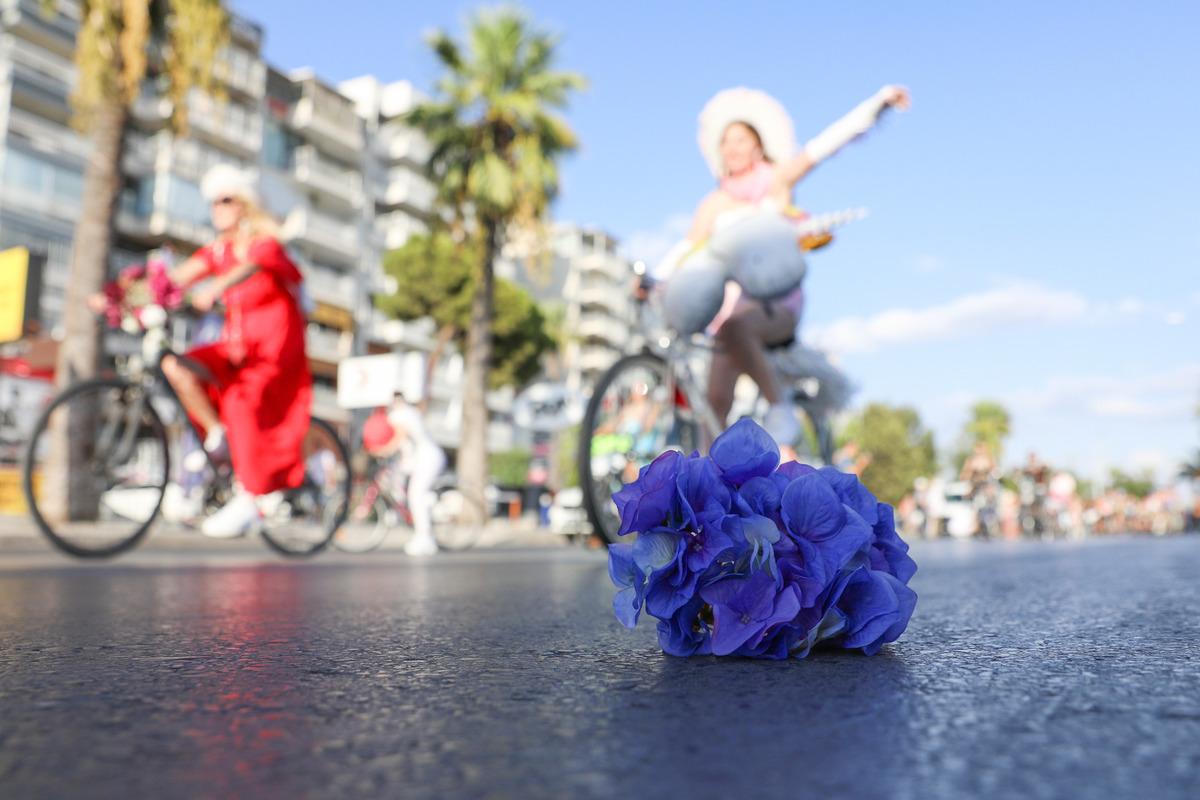 İzmir'de "S&uuml;sl&uuml; Kadınlar" d&uuml;nyaya yayılan tur i&ccedil;in 10. kez toplandı