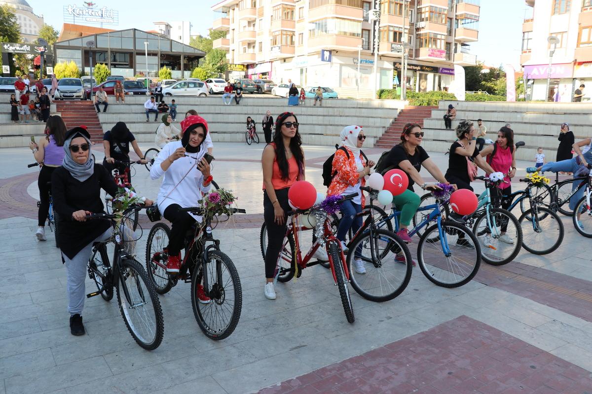 Karab&uuml;k'te "S&uuml;sl&uuml; Kadınlar Bisiklet Turu" d&uuml;zenlendi