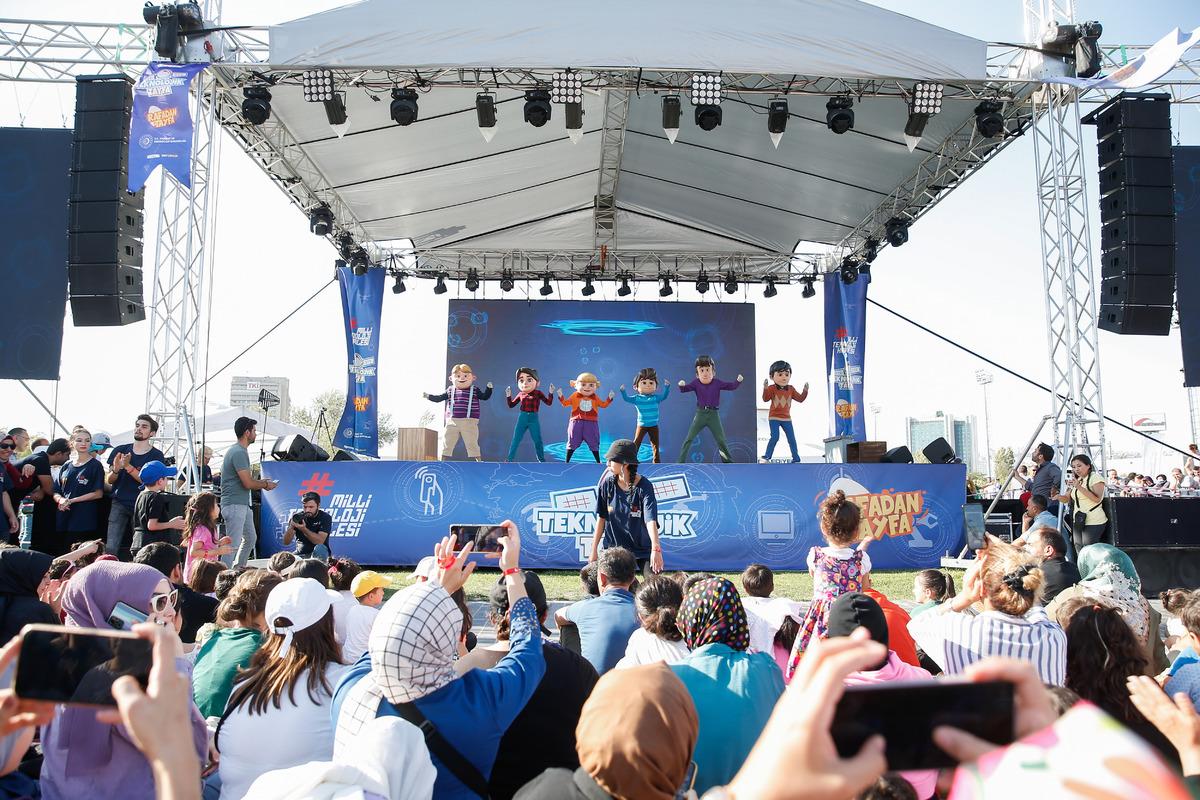 Başkentte &ccedil;ocuklar "Teknolojik Tayfa" ile hem eğlendi hem &ouml;ğrendi