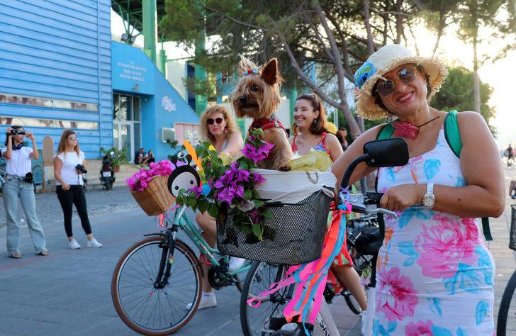 Fethiye'de "Süslü Kadınlar Bisiklet Turu" düzenlendi G4