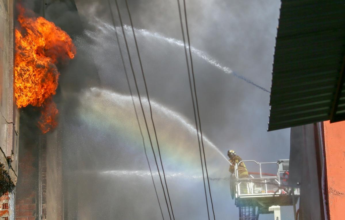 İzmir'de yatak imalathanesinde yangın &ccedil;ıktı