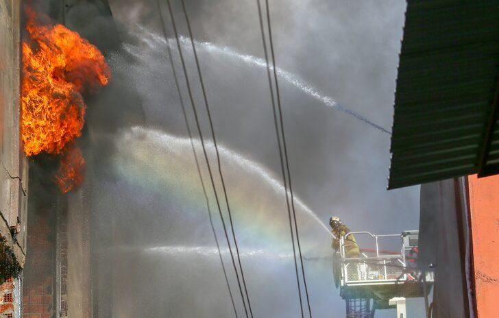 İzmir'de yatak imalathanesinde yangın çıktı G1