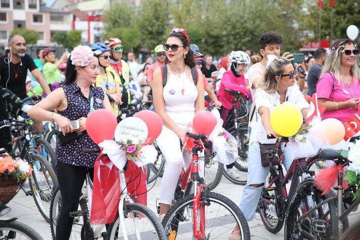 Sakarya'da "Süslü Kadınlar Bisiklet Turu" düzenlendi G3