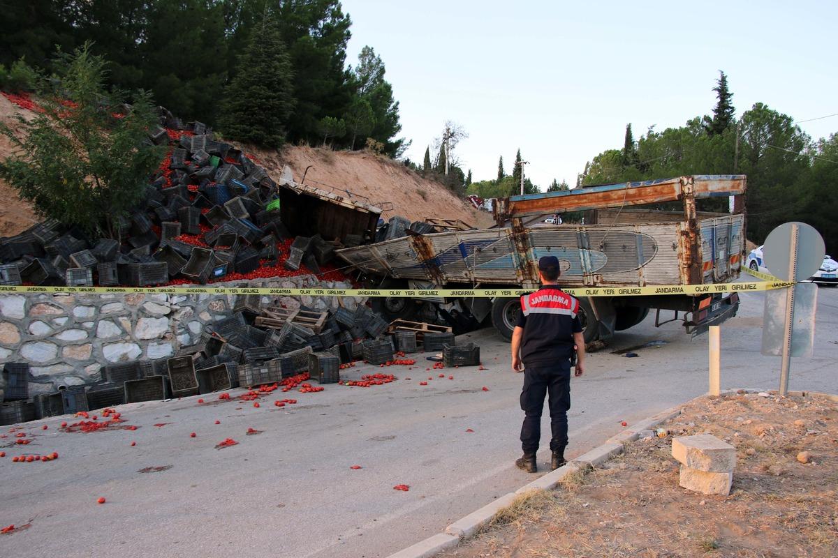 Uşak'ta istinat duvarına &ccedil;arpan kamyonun s&uuml;r&uuml;c&uuml;s&uuml; &ouml;ld&uuml;