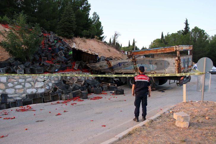 Uşak'ta istinat duvarına çarpan kamyonun sürücüsü öldü G1