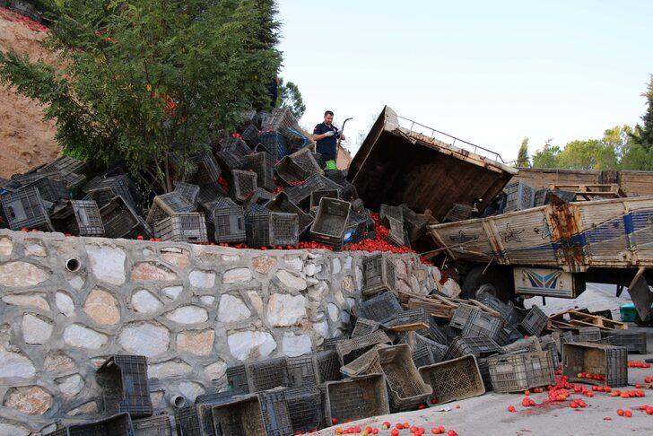 Uşak'ta istinat duvarına çarpan kamyonun sürücüsü öldü G2