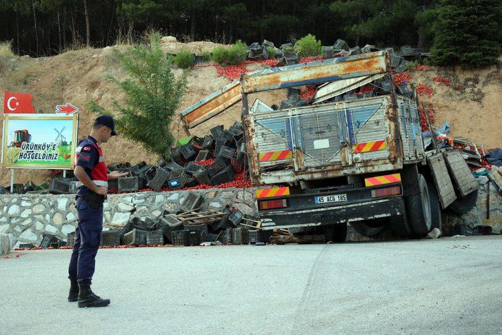 Uşak'ta istinat duvarına çarpan kamyonun sürücüsü öldü G3