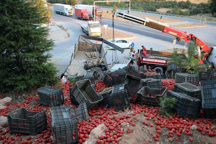 Uşak'ta istinat duvarına çarpan kamyonun sürücüsü öldü G4