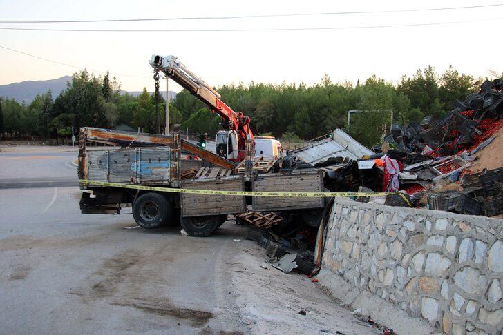 Uşak'ta istinat duvarına çarpan kamyonun sürücüsü öldü G5