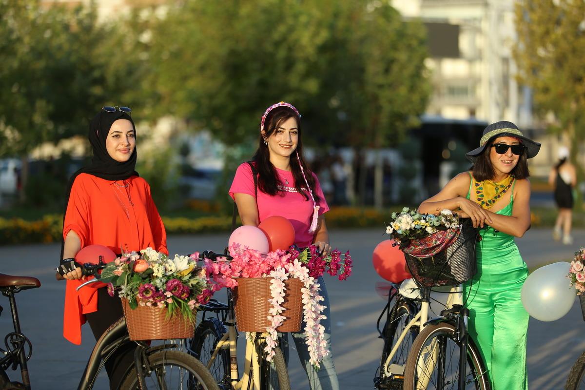 Diyarbakır ve Elazığ'da "S&uuml;sl&uuml; Kadınlar Bisiklet Turu" d&uuml;zenlendi