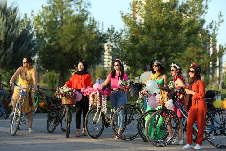 Diyarbakır ve Elazığ'da "Süslü Kadınlar Bisiklet Turu" düzenlendi G2
