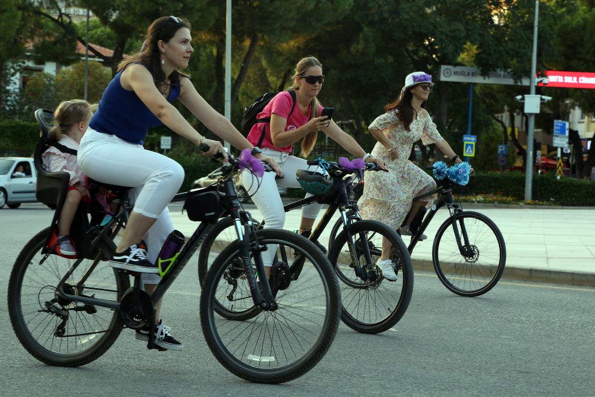 Muğla'da "S&uuml;sl&uuml; Kadınlar Bisiklet Turu" ger&ccedil;ekleştirildi