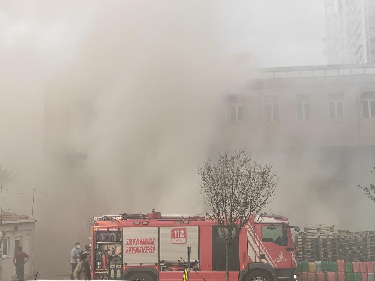 G&Uuml;NCELLEME - Beylikd&uuml;z&uuml;'nde depoda &ccedil;ıkan yangına m&uuml;dahale ediliyor