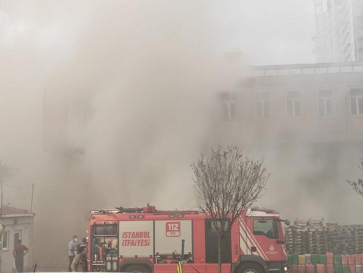 GÜNCELLEME - Beylikdüzü'nde depoda çıkan yangına müdahale ediliyor G1