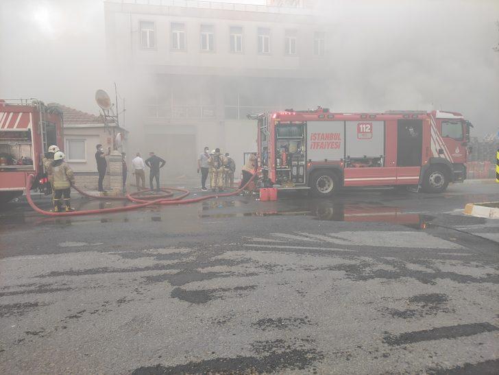 GÜNCELLEME - Beylikdüzü'nde depoda çıkan yangına müdahale ediliyor G2